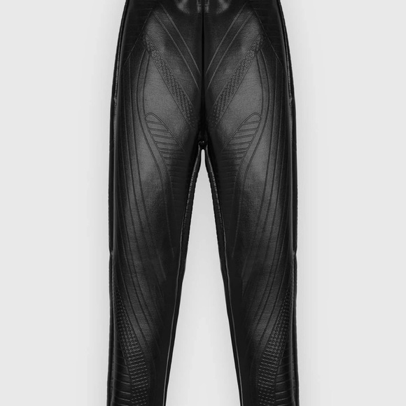 Black Debossed Contour Leggings - Picture 3 of 7